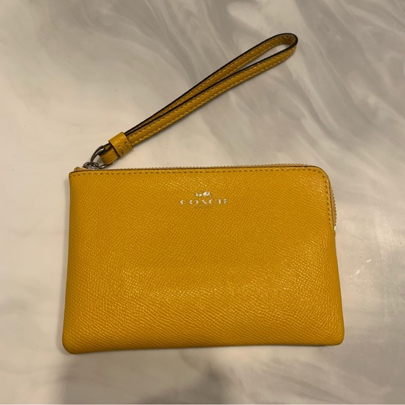 Coach Corner Leather Zip Wristlet - Honeycomb Yellow🍯 - Picture 2 of 11